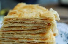 做法最简单的家常饼但是却柔软香酥一样不少赶快来试一试家常烙饼的简单做法